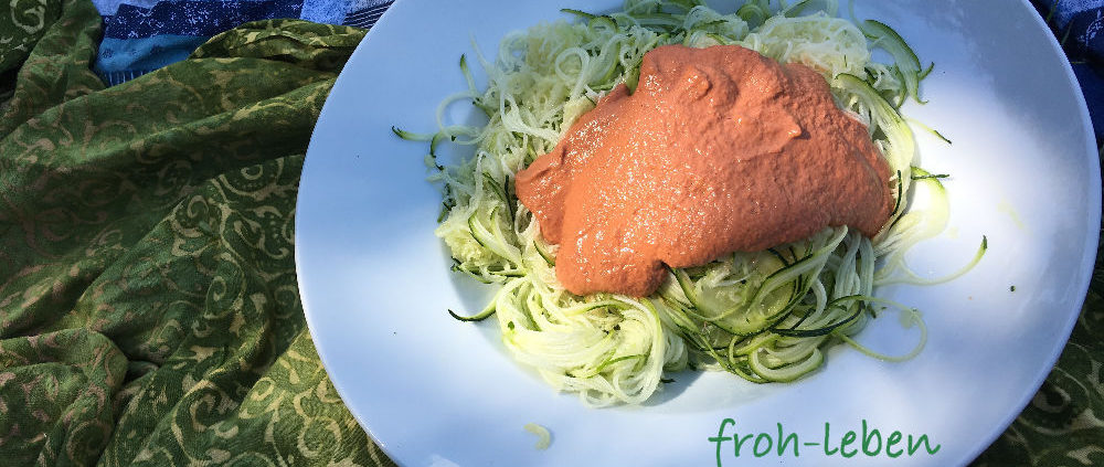 veganes-potluck-zucchini-spaghetti-tomaten-sauce-froh-leben